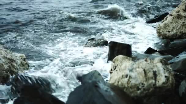 Wellen schlagen gegen die Felsen am Ufer — Stockvideo