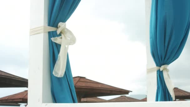 蓝色的窗帘在风中飘扬. — 图库视频影像