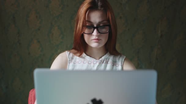 Mulher com óculos trabalhando no laptop . — Vídeo de Stock