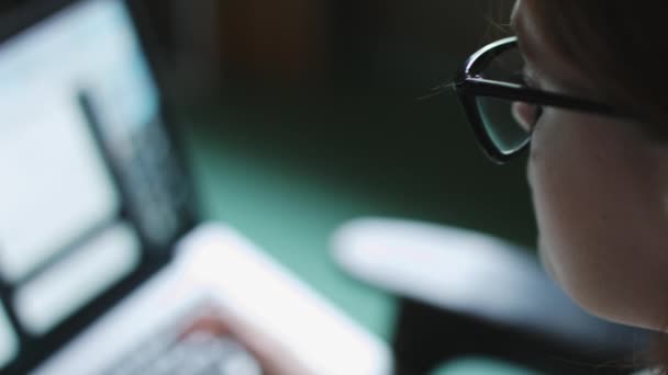 Mulher com óculos trabalhando no laptop . — Vídeo de Stock