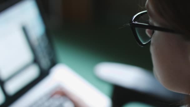 Mujer con gafas de trabajo en el portátil . — Vídeos de Stock