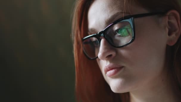 Mujer con gafas de trabajo en el portátil . — Vídeos de Stock