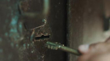 Kişi anahtar kilidi açılır