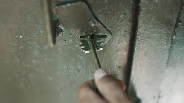 Kişi anahtar kilidi açılır