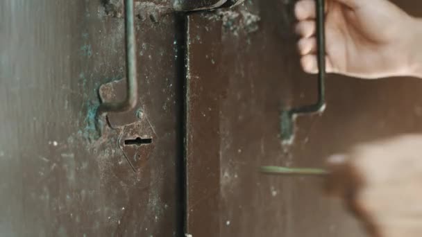 Person nyckel öppnar låset — Stockvideo