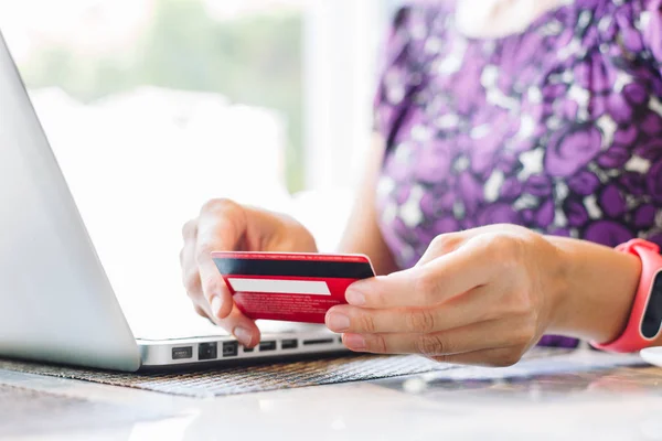 Mujer con laptop y tarjeta de crédito en el café . —  Fotos de Stock