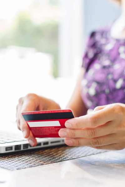 Женщина с ноутбуком и кредитной картой в кафе . — стоковое фото
