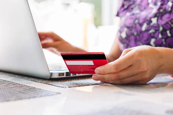 Γυναίκα με φορητό υπολογιστή και την πιστωτική κάρτα στο καφενείο. — Φωτογραφία Αρχείου