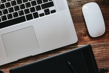 Üstten Görünüm tablo grafik tasarımcı çalışma alanı