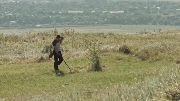 Persona con buscador de metales en la naturaleza — Vídeo de stock