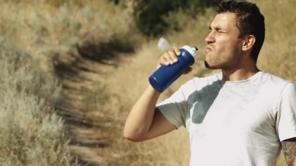 Pessoa sedenta água potável na natureza — Vídeo de Stock