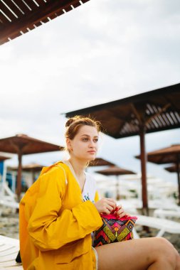 Çakıl plajı üzerinde poz kız