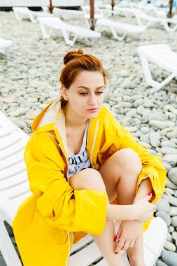 Çakıl plajı üzerinde poz kız