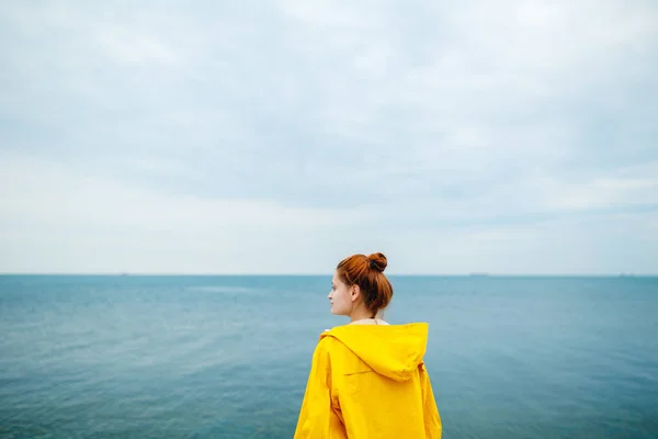 Dívka pózuje na pozadí oceánu — Stock fotografie