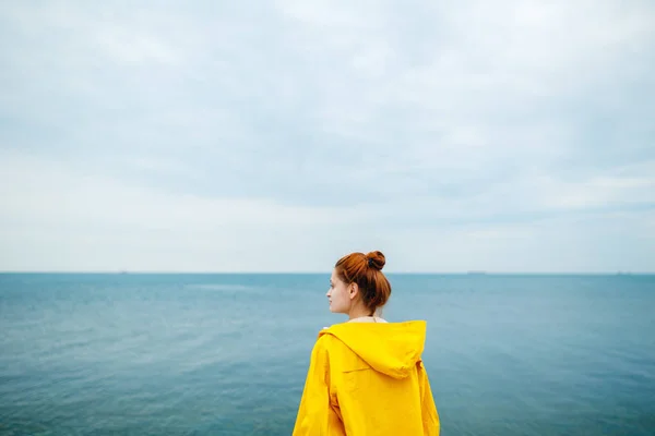 Mädchen posiert auf dem Hintergrund des Ozeans — Stockfoto