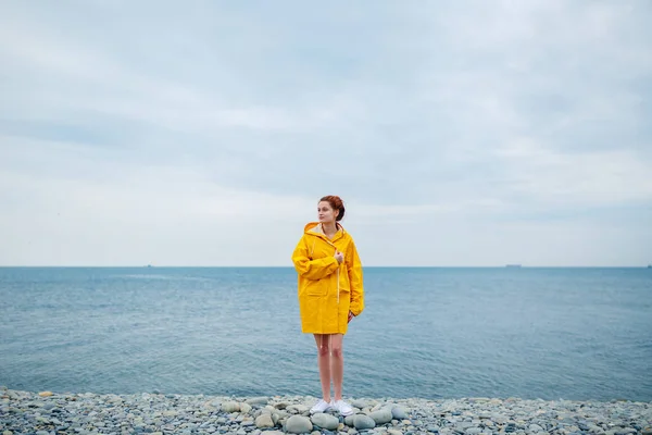 Kız giyiyor sarı yağmurluk — Stok fotoğraf