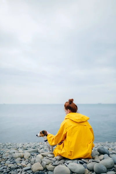 Frau mit Hund an Küste — Stockfoto