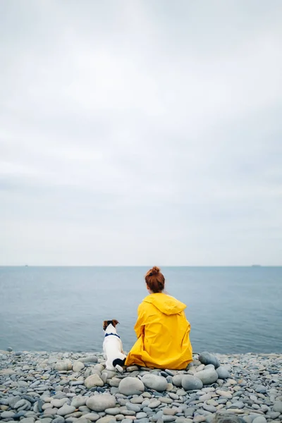Женщина с собакой на берегу — стоковое фото