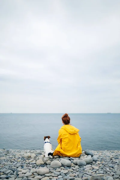 Kvinna med hund på kusten — Stockfoto