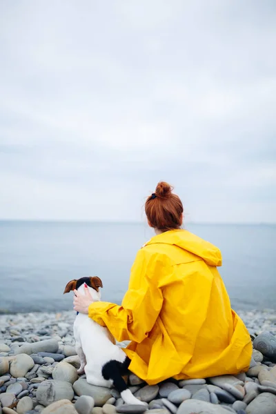 Frau mit Hund an Küste — Stockfoto