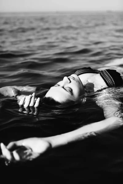 Frau schwimmt auf dem Wasser — Stockfoto