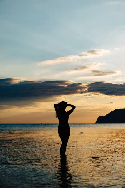 Silhouette femminile in acqua — Foto Stock