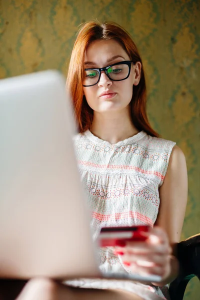 Mujer usando tarjeta para comprar — Foto de Stock