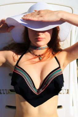 Şezlong üzerinde mayo modeli