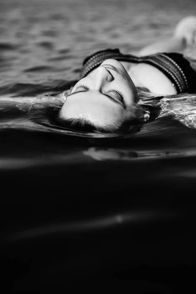 Woman floating on water — Stock Photo, Image