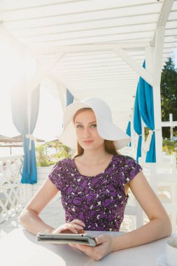 Yaz kafeste gadget'lar ile şık kız