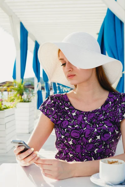 Kahve ve smartphone ile zarif kadın