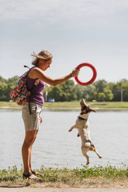 Kadın köpek niteliğine ile oynarken