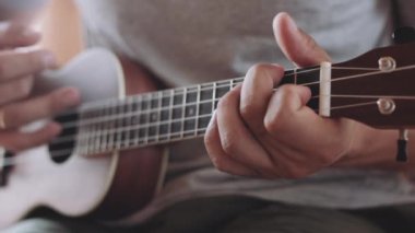 Ukulele gitar içinde oynayan kişi