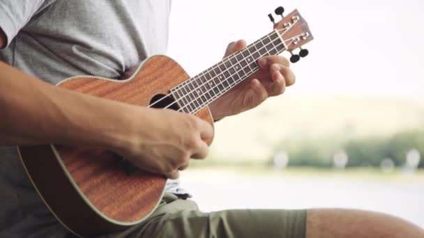 Persona tocando en la pequeña guitarra ukelele — Vídeos de Stock