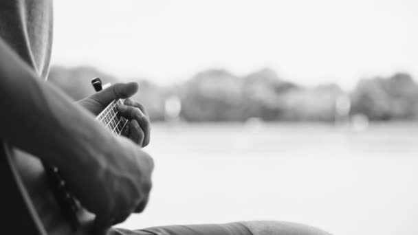 Pessoa tocando em pequena guitarra ukulele — Vídeo de Stock
