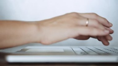 Tipik dizüstü klavye üzerinde eller closeup