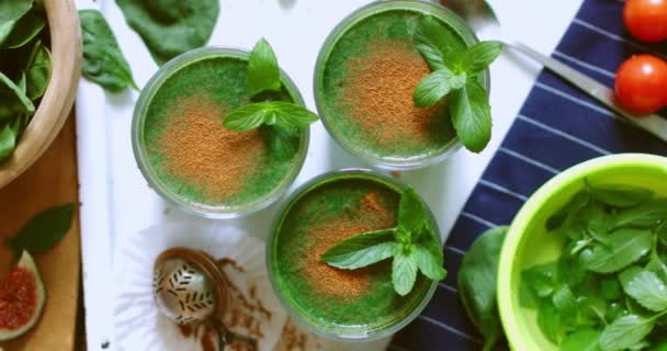 Green smoothies with leaves of fresh mint — Stock Video