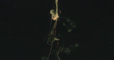 Koyu arka plan üzerinde kırmızı boya