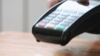 NFC teknolojisi ödemek için akıllı telefon kullanan kişi