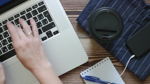 Bovenaanzicht van vrouwelijke werk op laptop. — Stockvideo