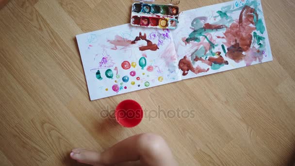 Ζωγραφική με νερομπογιές σε χαρτί. — Αρχείο Βίντεο