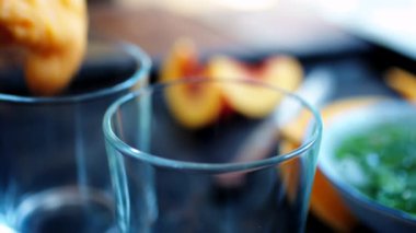 Kişi Portakallı gazoz cam dökülen.