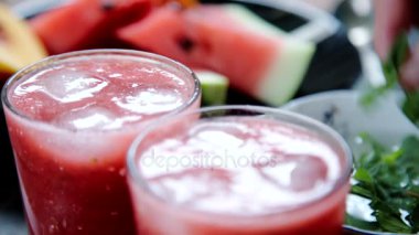 Kişi kırmızı yüzlü Süsle