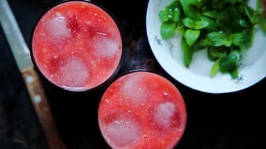 Kişi kırmızı yüzlü Süsle