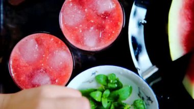 Kişi kırmızı yüzlü Süsle