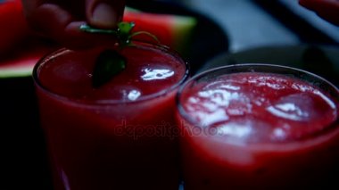 Kişi kırmızı yüzlü Süsle