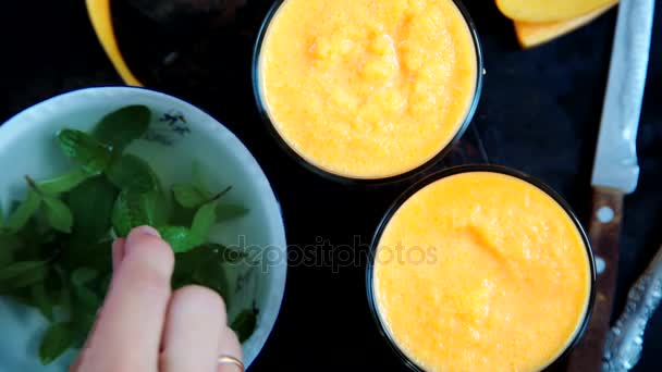 Pessoa decora smoothie laranja — Vídeo de Stock