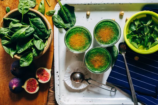 Taze nane yaprakları ile yeşil smoothies — Stok fotoğraf