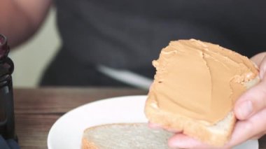 Fıstık ezmeli ve reçelli sandviç..