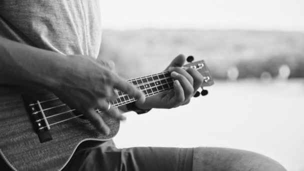 Persoon te spelen op little ukelele gitaar — Stockvideo